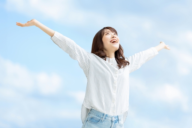首や肩を気にせず仕事や日常生活を送るイメージ