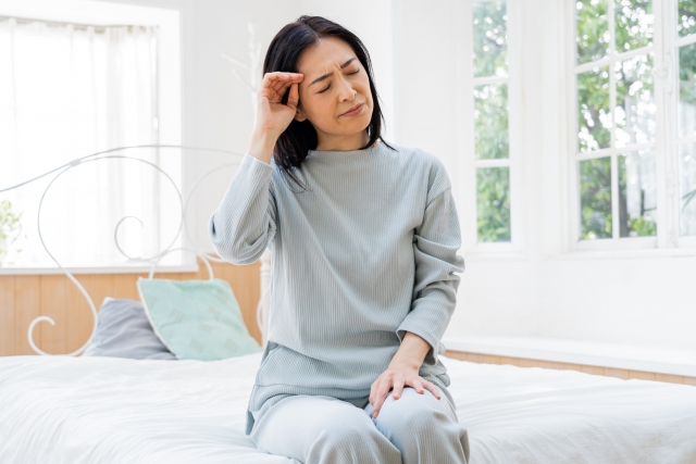 片頭痛でつらそうにしている様子